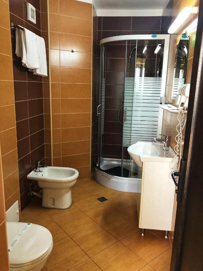 Hotel Crystal Palace Râmnicu Vâlcea Buitenkant foto