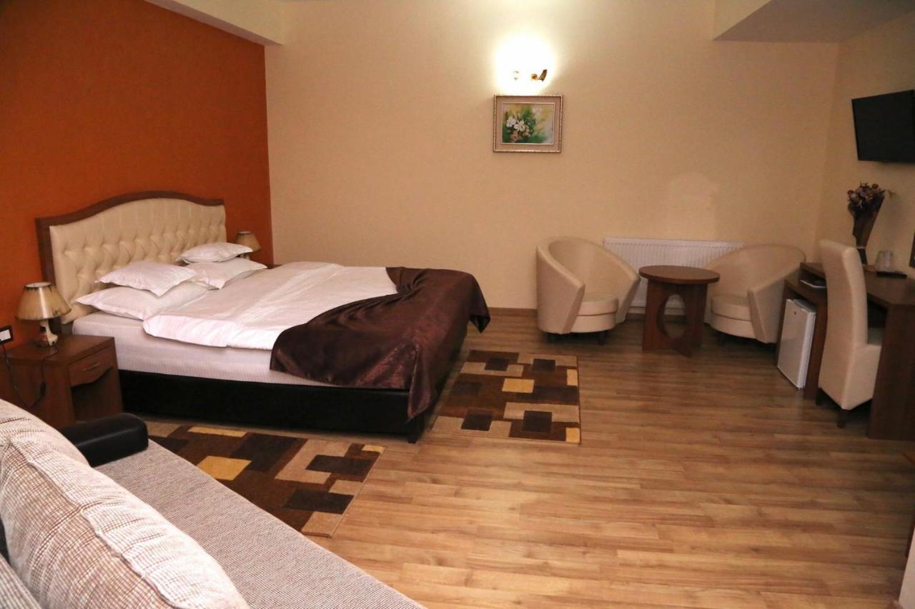 Hotel Crystal Palace Râmnicu Vâlcea Buitenkant foto