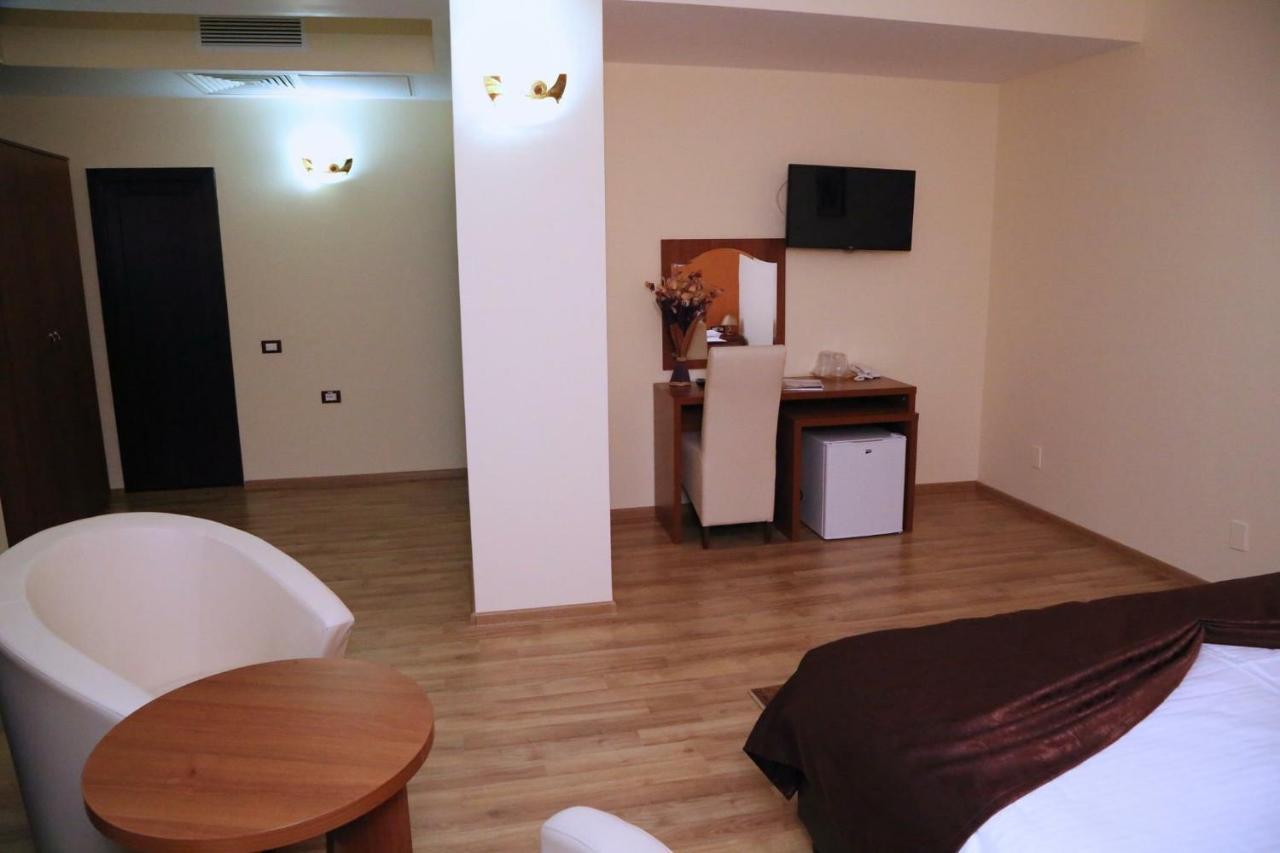 Hotel Crystal Palace Râmnicu Vâlcea Buitenkant foto