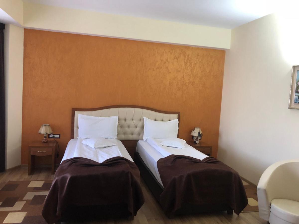 Hotel Crystal Palace Râmnicu Vâlcea Buitenkant foto