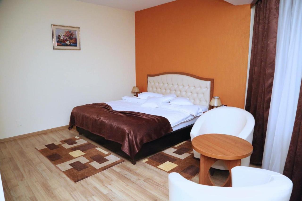 Hotel Crystal Palace Râmnicu Vâlcea Buitenkant foto